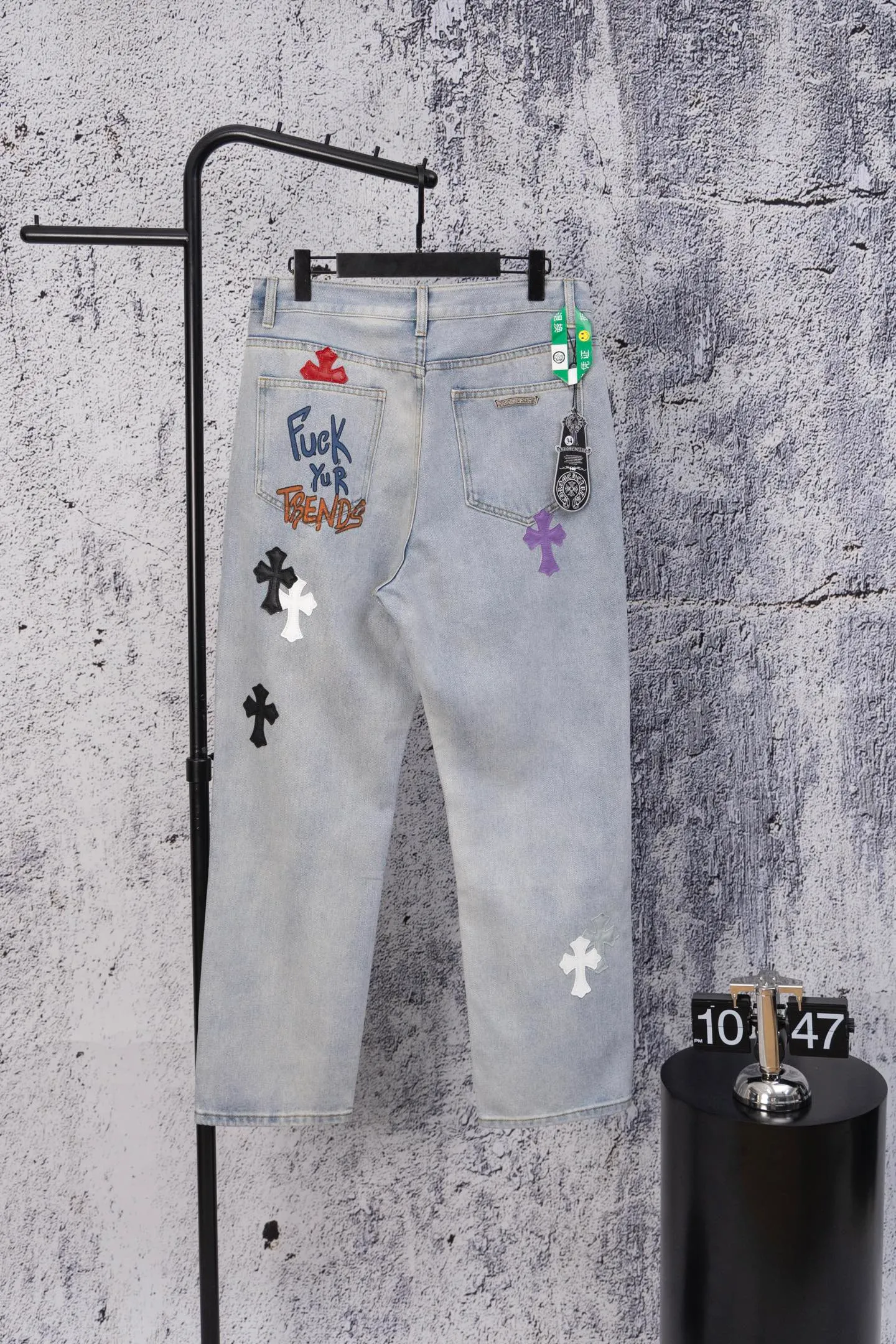 P250 Chromehearts CH limited street graffiti jeans, light blue washed denim, covered with crosses, stars, cartoon characters and other hand-painted graffiti, full of street feel. The counter price is 34W level, patchwork cross flower embellishment, washed jeans! ! An absolutely high-end luxury product, a 1.9W-level god-level single product, a super popular product, made by top heavy industry, a magic weapon that cannot be missed! [About Zangyin] This is an extremely luxurious fashion brand that can also be called the aristocracy of the high street. It has always been an exclusive brand for some hipsters or rich second generations. Compared with ordinary high streets, it is more luxurious and noble. Compared with luxury brands, it is more fashionable and individual. It has always been a brand that I have a special liking for. [Top heavy industry fashion design] Consistently high-street luxury style. Speaking of this style, the Zangyin family and GU family are definitely the leading representative brands. Especially the Zangyin family has really achieved a state-of-the-art effect in creating high-street style. The unique washed material is used to create this style. The color system is already quite eye-catching. After it is decorated with patchwork cross flowers, it cleverly highlights the charm of the brand. Secondly, this style uses classic The high-waist cutting design highlights the long legs and fashionable temperament of the upper body. The brand is highly recognizable and the slim fit configuration is more suitable for daily wear. It is a product that interprets personality, fashion, and specifications at a glance. This single product is enough to make any fan excited. It can be a white T-shirt for a youthful college style, or a tight suspender for a royal style. It has strong matching ability and can be easily controlled by men.  [Materials and craftsmanship] Needless to say, this point goes without saying. As an excellent craftsman brand, Zangyin’s requirements for details and craftsmanship are really perfect. The washed color of this model has gone through so many processes, not to mention the embellishment of denim appliques. It is also purely hand-made and sewn. Just like what they believe in, only hand-made things have soul and have the meaning of wear. A top-notch heavy-duty fashionable denim item, I look forward to your perfect interpretation! !  Color: blue Size: 28-36
